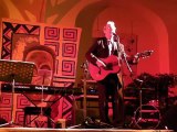 Jean Michel Grandjean chante Je suis un voyou de Brassens lors d'un concert de soutien aux enfants du Burkina Faso