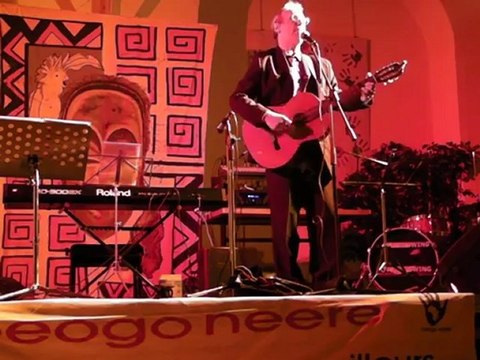 Jean Michel Grandjean chante une parodie de marinette à Autun lors d'un concert de soutien aux enfants du Burkina faso