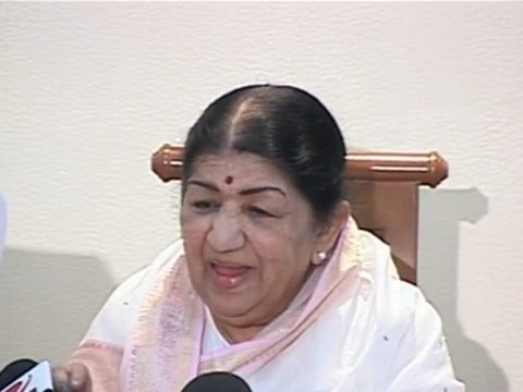Lata Mangeshkar Makes Fun Of Shah Rukh Khan's Detention - Bollywood News
