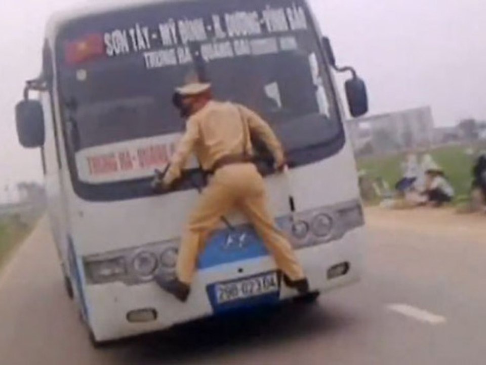 ZAPPING ACTU DU 16/04/2012 - Agent de circulation, un métier à risques !