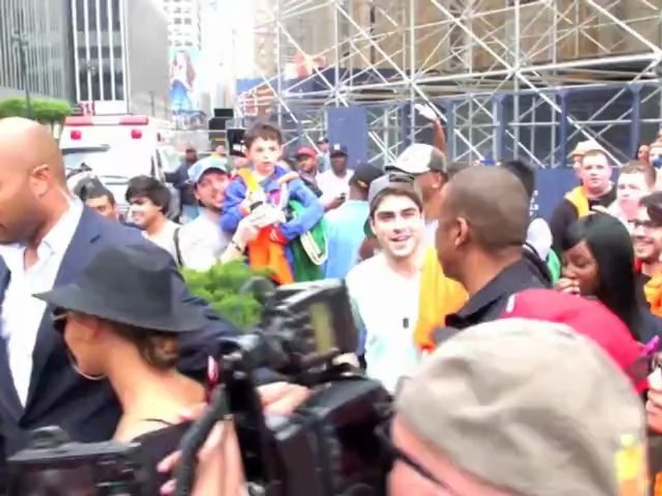 Beyonce steht auf Leoparden