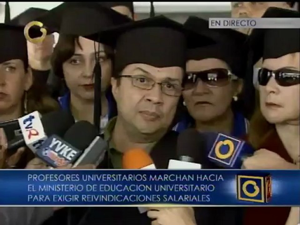 Con toga y birrete, los profesores universitarios exigen reivindicaciones salariales