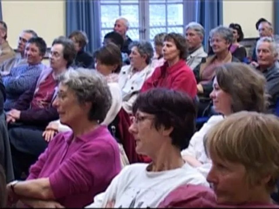 Réunion Gaz de Schiste à Uzès organisée par Christophe Cavard en présence de José Bové