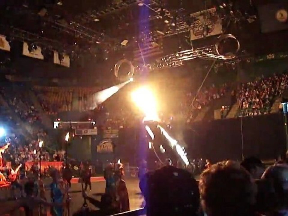 Homme-canon dans les flammes