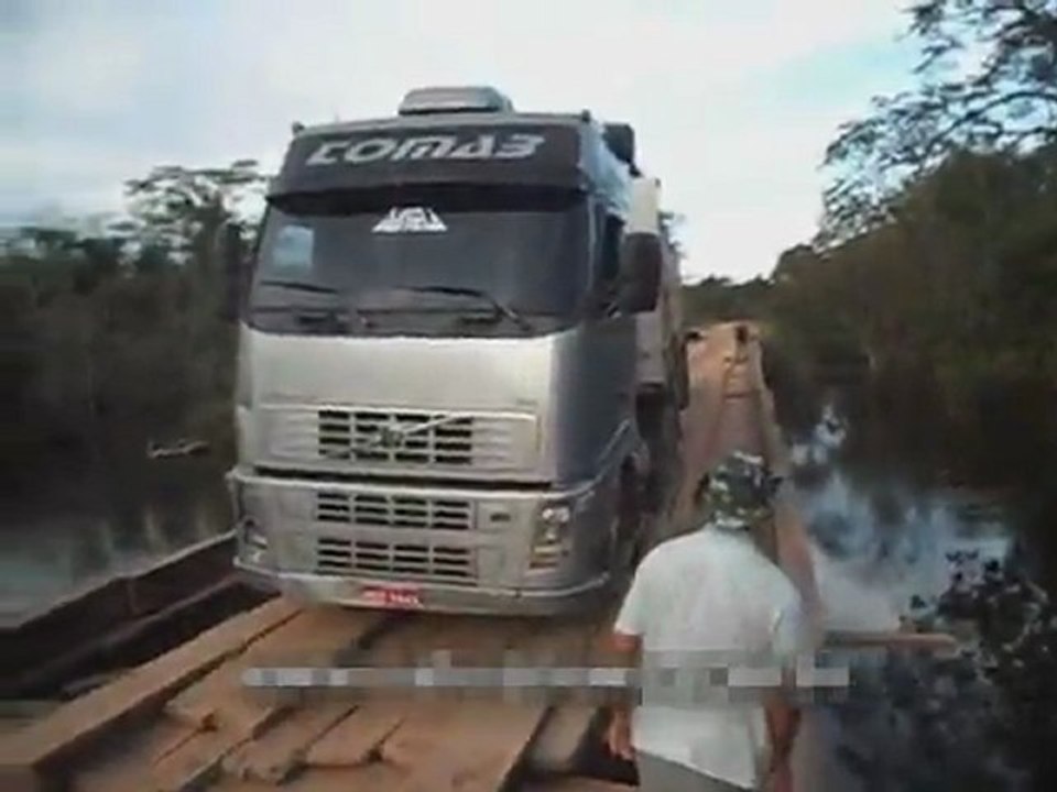 Un camion trop lourd bascule sur un pont en bois
