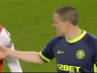 Ο Φαν Πέρσι δεν δέχεται χειραψία