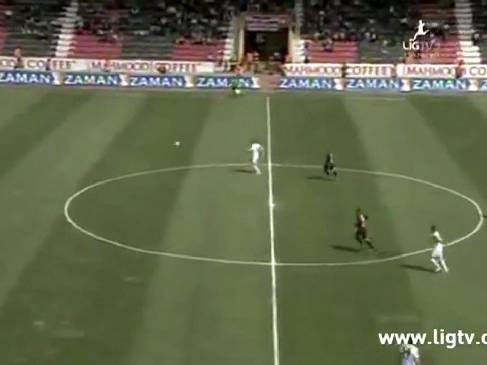 Il marque de plus de 50 mètres... contre son camp !