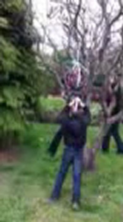 Gabin ouvrant sa piñata de paques