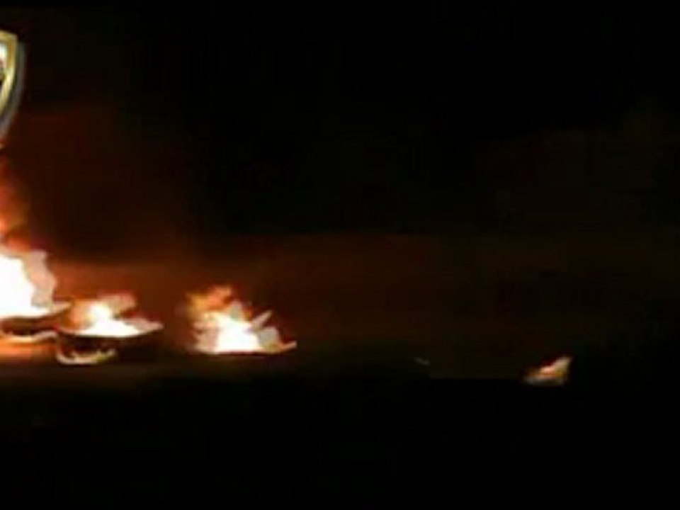 فري برس   ريف دمشق قطنا اغلاق طريق عين فاترة باشعال الدواليب 15 4 2012 Damascus