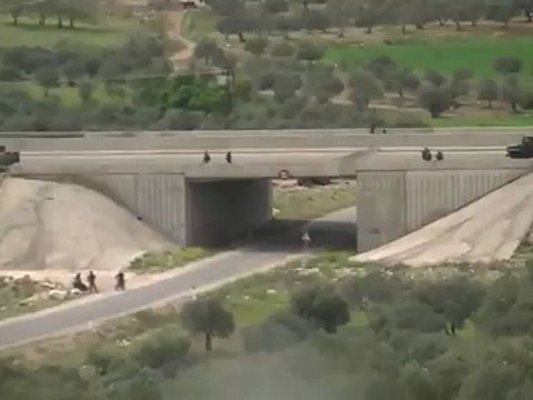 فري برس ادلب محمبل حاجز للجيش الأسدي على اوتستراد16 4 2012 Idlib