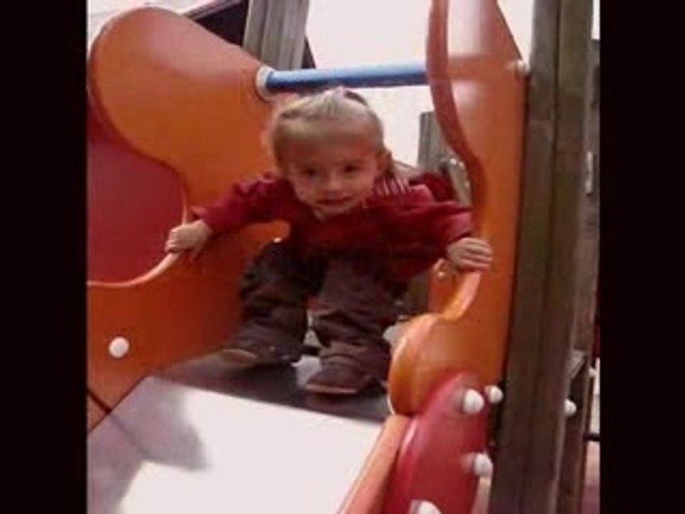 Manon sur le toboggan