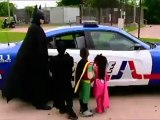 Policía ayuda a niño enfermo de leucemia a realizar su sueño de ser Batman