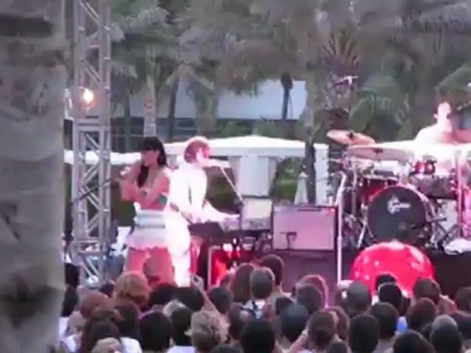 Katy Perry snogs a hunk