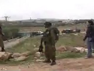 Jeune Palestinienne Héroïque face aux soldats israéliens
