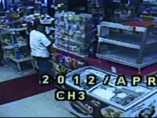 Un hombre intentó robar tienda con las pinzas de perros calientes