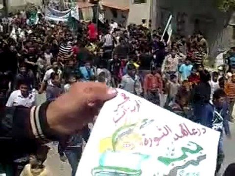 فري برس درعا نمر مظاهرة رغم الحصار تهتف لاسقاط عصابة الاسد المجرمة18 4 2012 ج1 Daraa