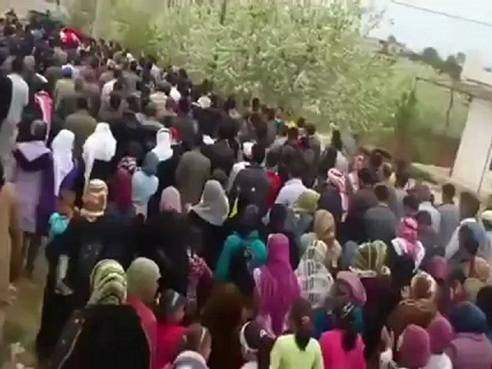 فري برس ادلب  جبل الزاوية  كنصفرة   تشييع الشهيد حمادي القدور   وخاين خاين الجيش السوري 18  4  2012 Idlib