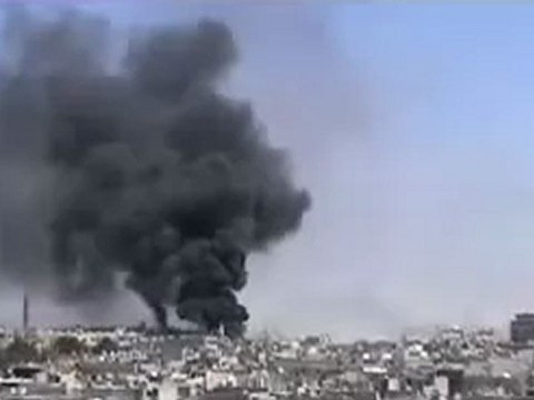 فري برس حمص الخالدية قصف عنيف جدا على الحي واشتعال المنازل وتصاعد اعمدة الدخان 18 4 2012 Homs