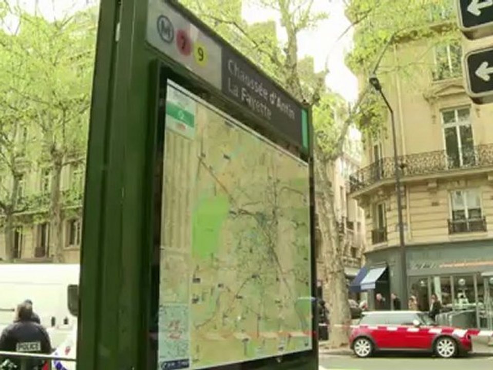 Falschparker landet auf U-Bahn-Treppe