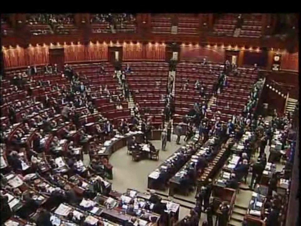 Di Pietro - Berlusconi, si consegni alla magistratura