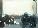 Roma - Manifestante preso a calci da alcuni poliziotti