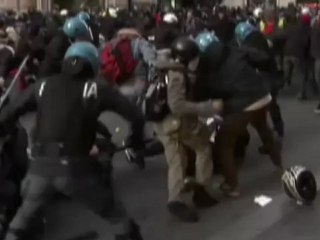Roma - Manifestanti picchiati da poliziotti