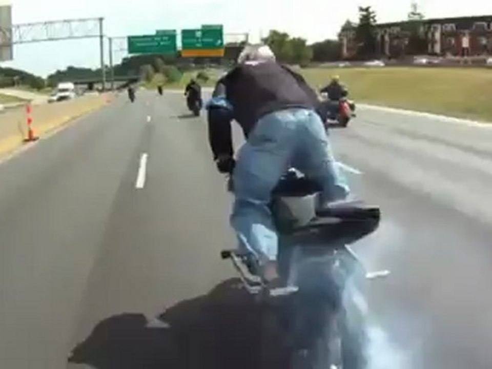 Motard drift et force un barrage policier