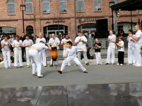 wek.pl: MOTOSERCE 2012 Włocławek. Grupa CECAB: pokaz capoeira i maculele - 14.04.2012