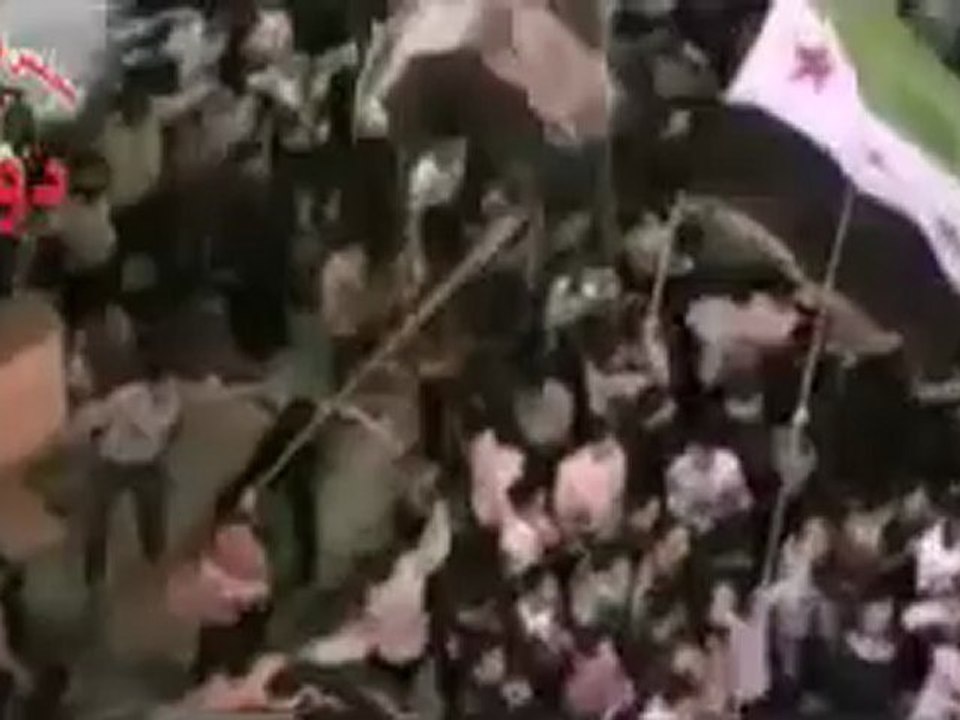 فري برس ريف دمشق دوما طفلة تغني أغنية القاشوش في مدينة دوما 18 4 2012 Damascus