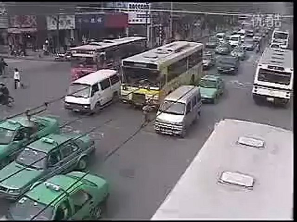 Il joue à Frogger IRL : accident de la route