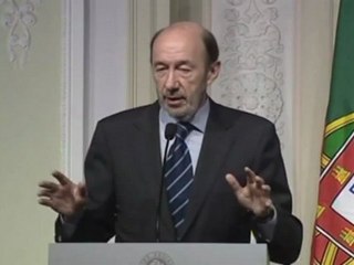 Rubalcaba rechaza el copago y "echar a los profesores"
