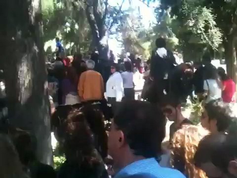 Ο κόσμος χειροκροτά τον Δημήτρη Μητροπάνο στην κηδεία του