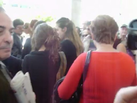 Αποχώρηση οικογένειας Μητροπάνου από το νεκροταφείο 2