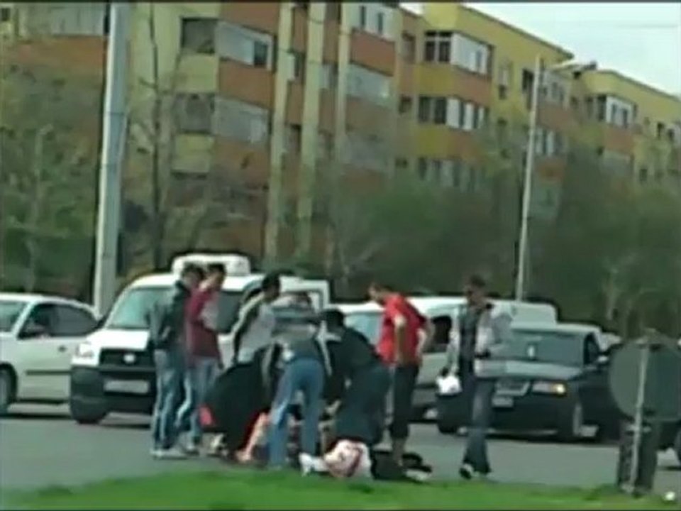 Doi craioveni jefuiesc o femeie lovita de masina.