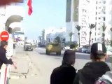 فيديو لم يعرض من قبل  مواجهات الجيش التونسي مع القناصة في حلق الوادي بعد هروب بن علي جانفي 20110117