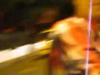 Mulher perde a cabeça com táxi no meio da estrada