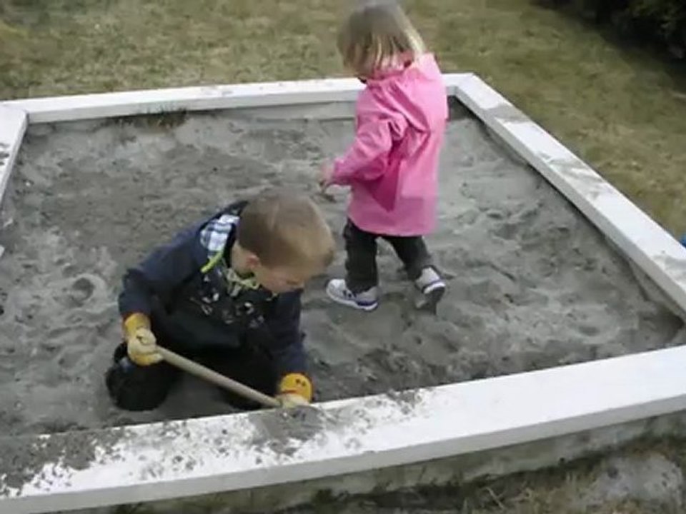 Liv et Eskil se battent dans le bac à sable