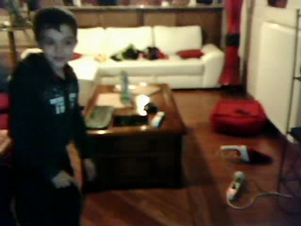 Un garçon qui fait un salto