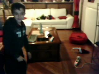 Un garçon qui fait un salto