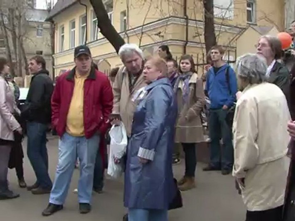 Court keeps anti-Putin punk rockers in jail