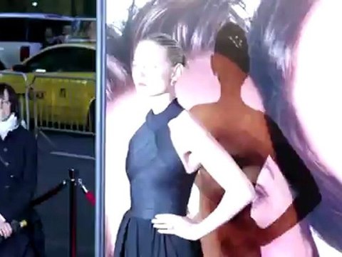 Emily Blunt Dazzles at 'Five Year Engagement' Premiere