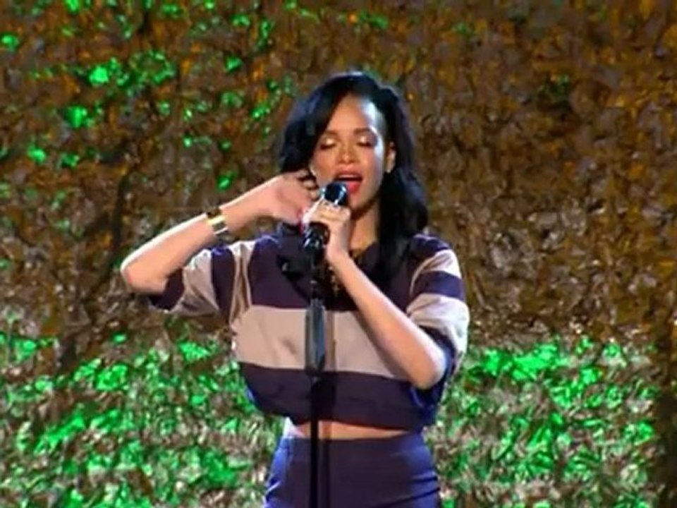 Rihanna performs Marley tune at charity gala