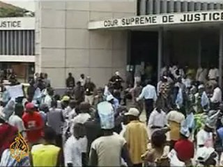 Prosecutor seeks to charge Sudan's president - 14 July 08