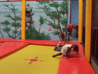 Isis et Célian font du trampoline