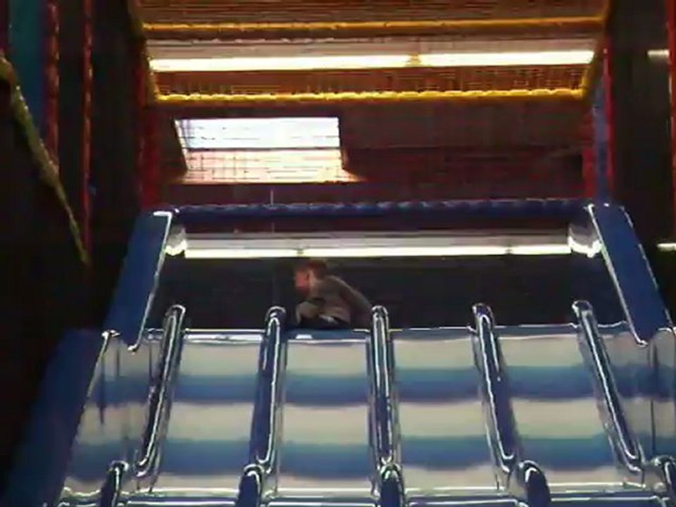 Isis et Celian font du toboggan à la java