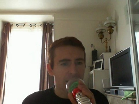 Wiwi égratigne walking in the rain de Grace Jones