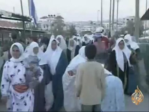 جنود اسرائيليون يعذبون أسيرا فلسطينيا