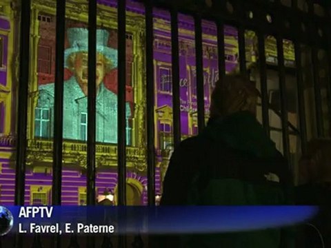 Des portraits de la Reine d'Angleterre projetés sur la façade du Palais de Buckingham