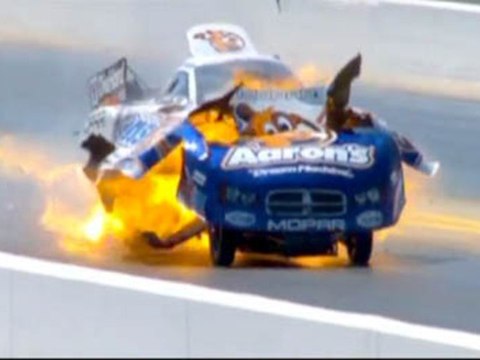Il frôle la mort dans un accident spéctaculaire de Dragster