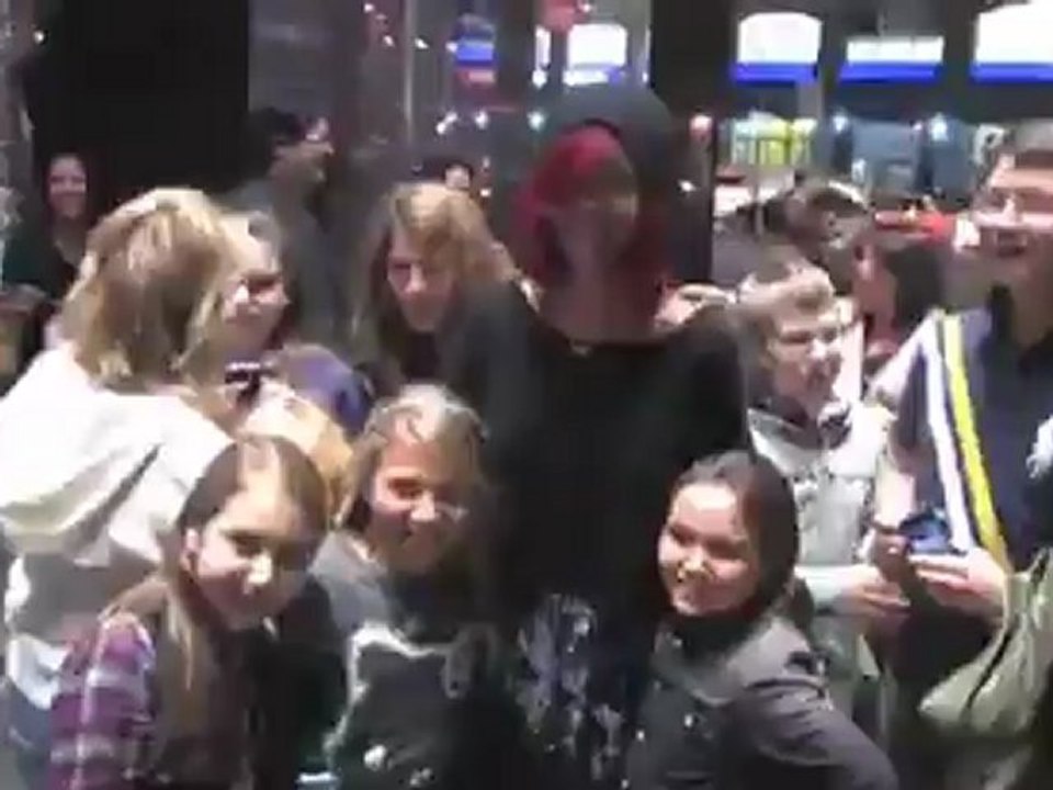 Rihanna Draws a Crowd With Sex Appeal!